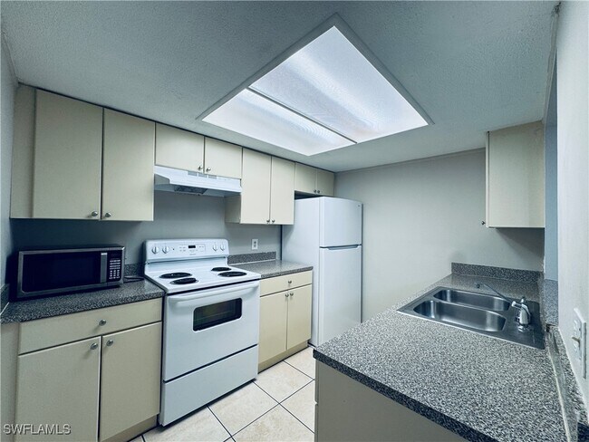 Building Photo - 12622 Kenwood Ln