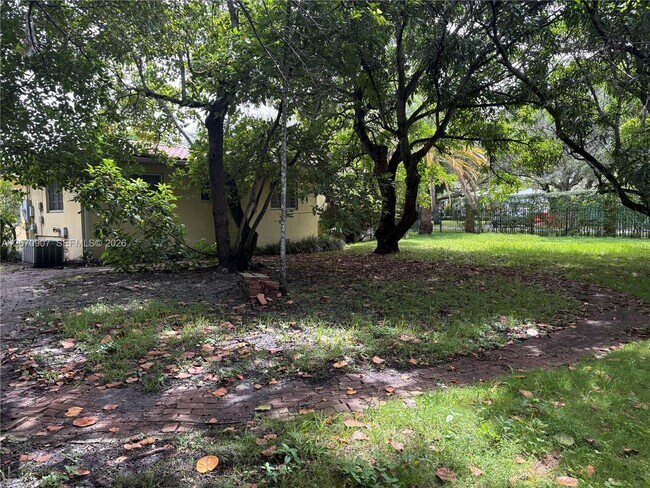 Building Photo - 805 Paradiso Ave