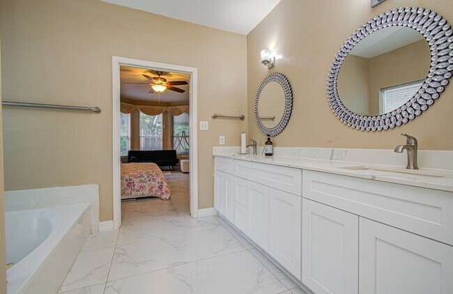 Building Photo - 12427 Shadycrest Dr