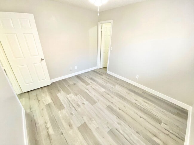 Building Photo - BEAUTIFUL 2 BED 2 BATH SECOND FLOOR CENTRAL LAS VEGAS CONDO