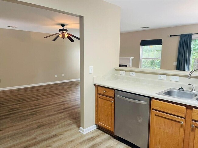 Building Photo - 2430 Mayfair Dr