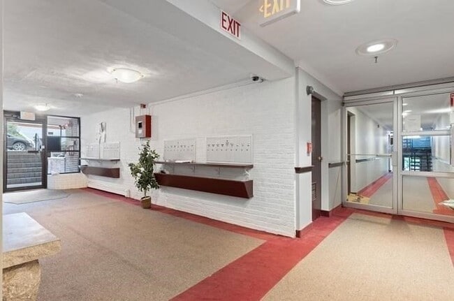 Building Photo - 70 Warren Ave