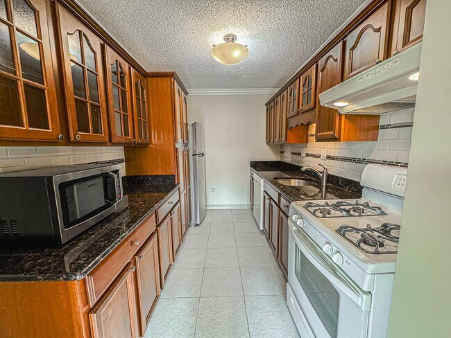 Building Photo - Bright And Spacious 1 Bed 1 Bath Condo Wit...