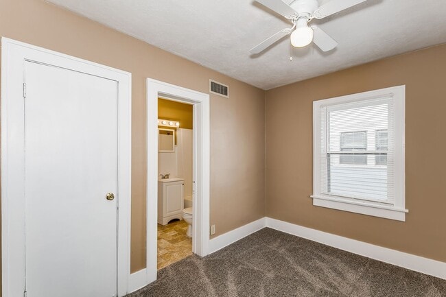 Building Photo - Large Bungalow in Sunnyside Neighborhood!