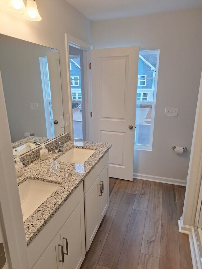 Building Photo - MOVE IN SPECIAL!!! Fabulous New Townhouse in Columbia SC!