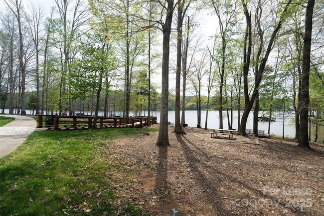 Building Photo - 4938 El Molino Dr