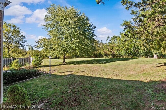 Building Photo - 25152 Fairway Dr
