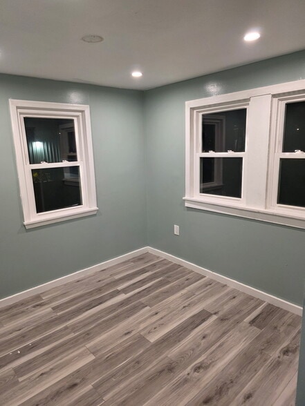 Building Photo - 1 1/2 Oliver Ave