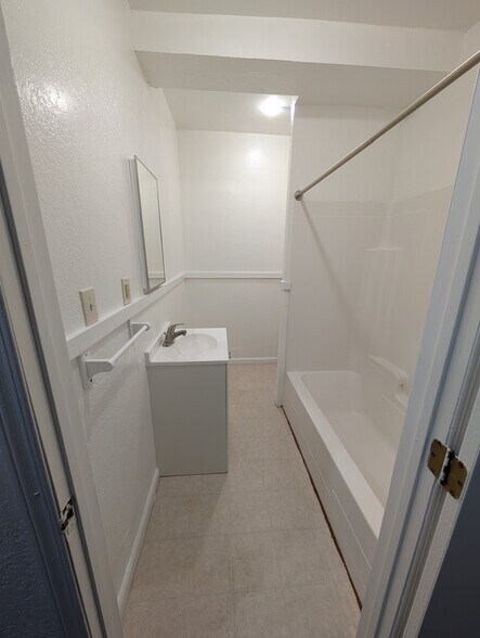 Bathroom - 1508 Woodmont Ave