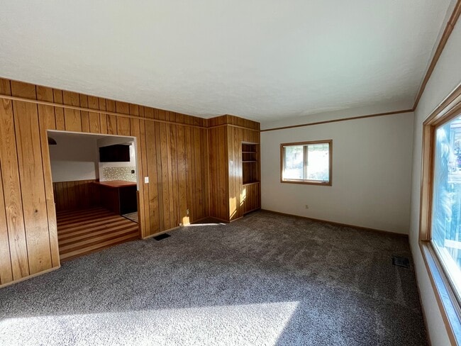 Building Photo - 911 N Center St