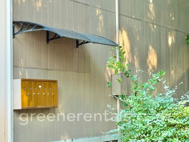 Building Photo - 2-Bedroom 1.5-Bathroom Condo in West Olympia