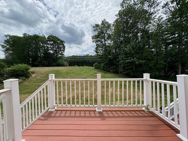 Building Photo - Charming 2-Bedroom Townhouse For Rent in L...
