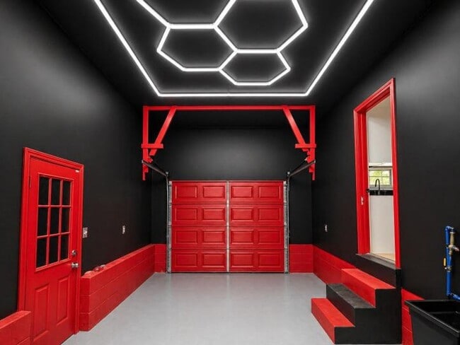 Building Photo - MOVE-IN SPECIAL!! $250 OFF First Month