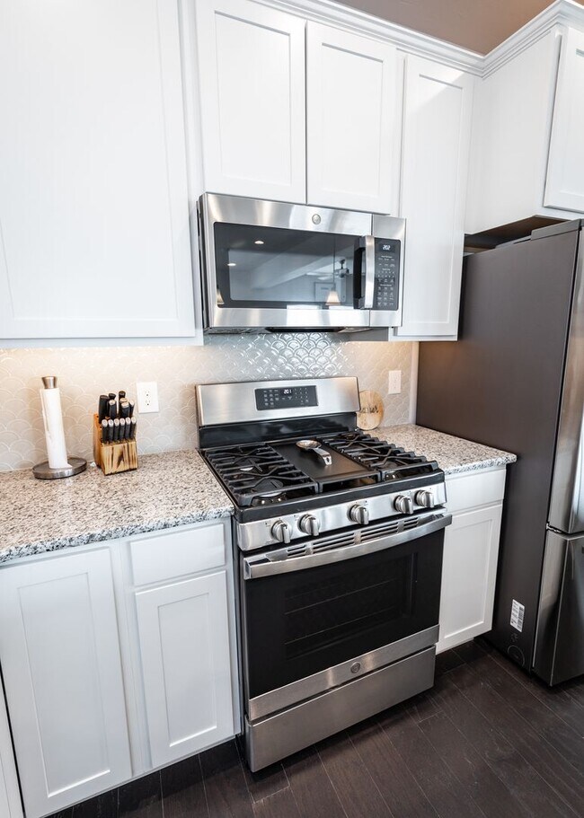 Building Photo - 2 Bedroom Luxury townhome