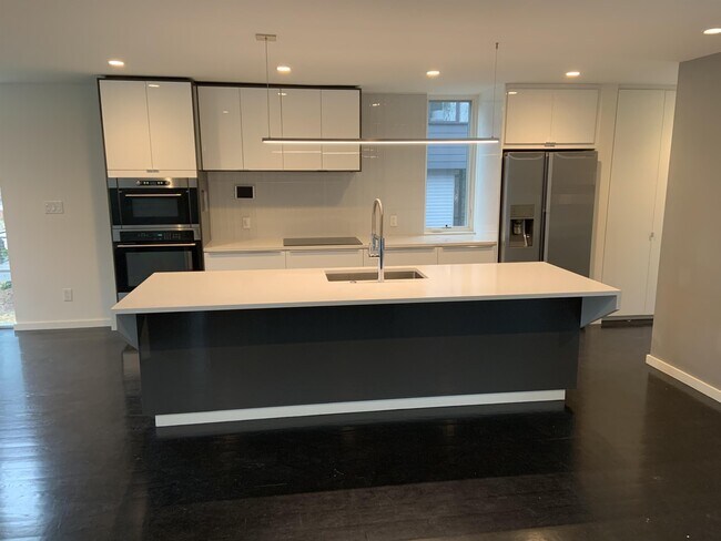 Building Photo - 558 New Bern Ave