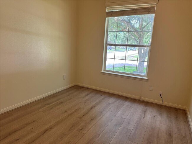 Building Photo - 4939 Royal Arbor Ln