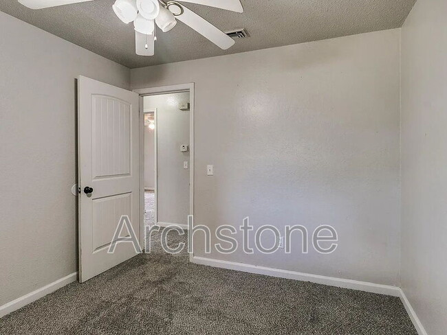 Building Photo - 3217 Overland Dr