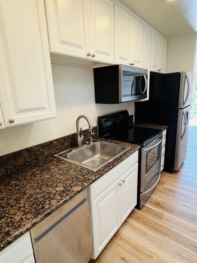 Building Photo - Turnkey Huntington Bay End Unit Near the Beach
