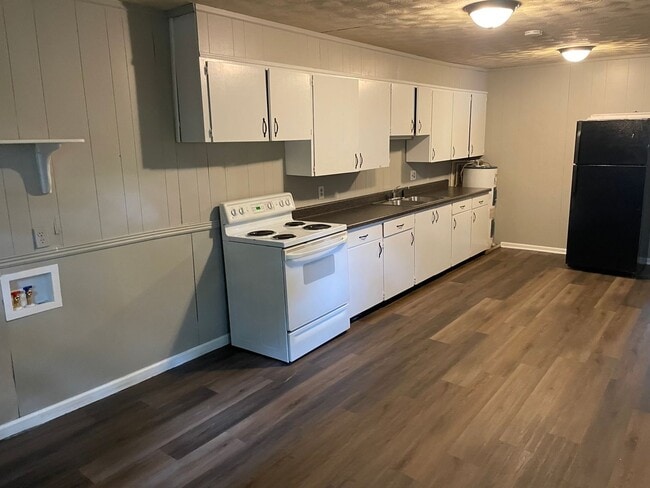 Building Photo - 2 bed 1 bath duplex