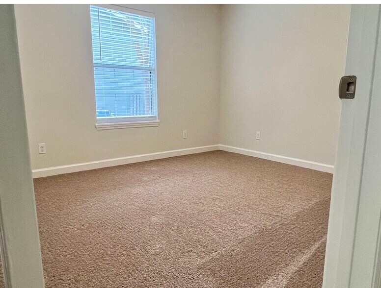 Building Photo - 317 Windridge Dr