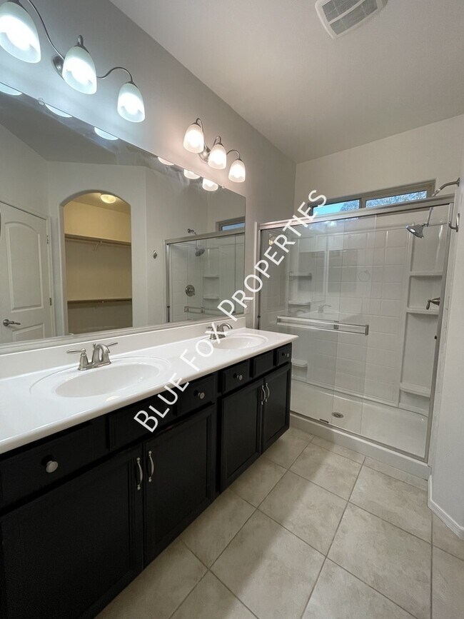 Building Photo - 8721 N Black Pine Dr