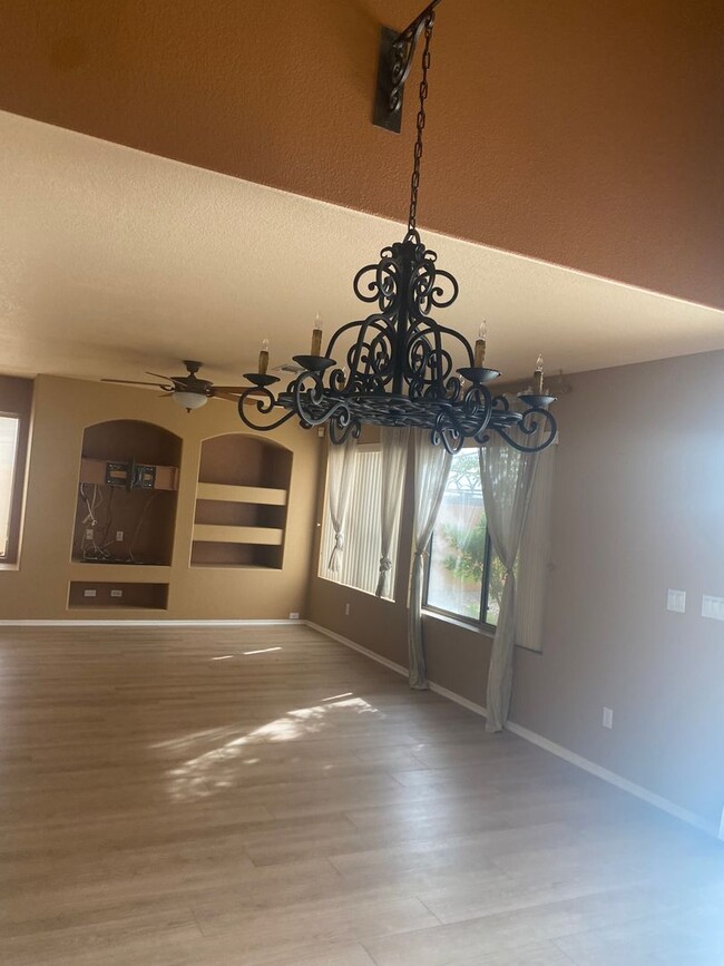 Building Photo - 3 bed / 3 bath w/Pool on Large Lot in Glen...