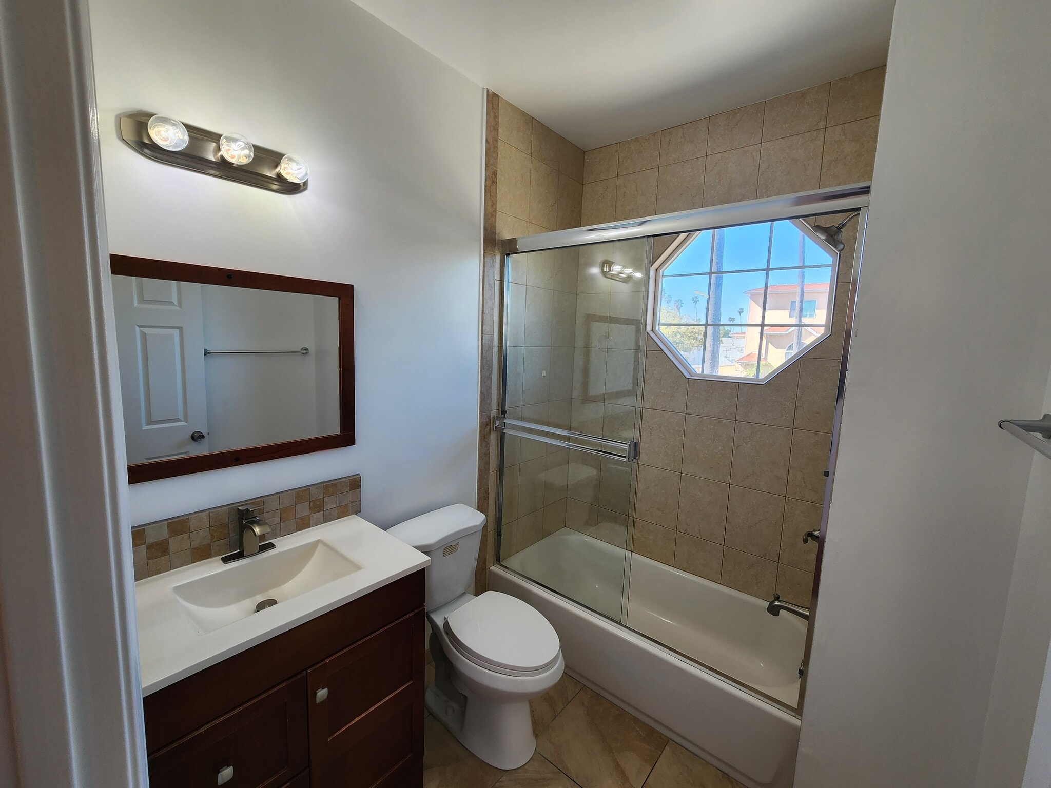 Building Photo - 1516 1/2 N Kingsley Dr