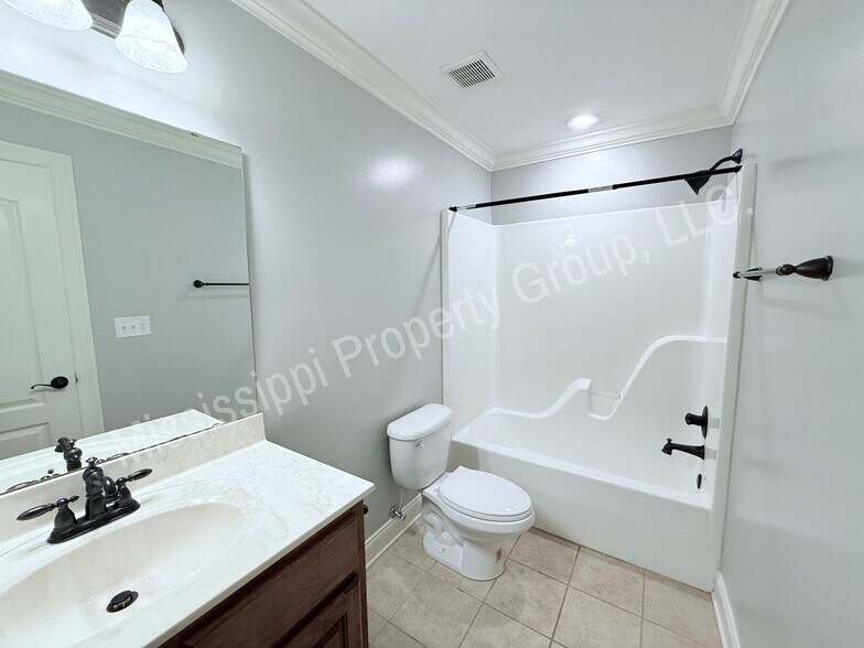 Building Photo - 135 Fallsgrove Dr