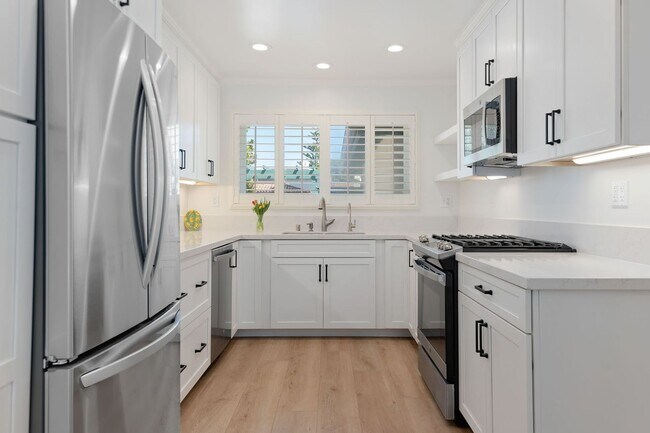 Building Photo - Beautifully redone Spanish duplex in peaceful and centrally-located Hidden Valley!