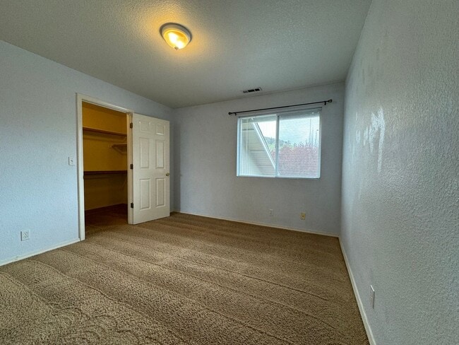 Building Photo - Townhouse in NE Grants Pass, Close to Shop...