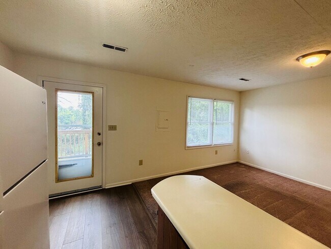 Building Photo - 4 Bedroom 2.5 Bath Townhouse