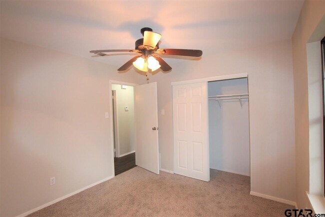 Building Photo - 15711 Echo Glen Dr
