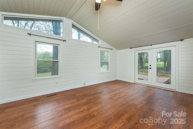 Building Photo - 411 Holly Hill Dr