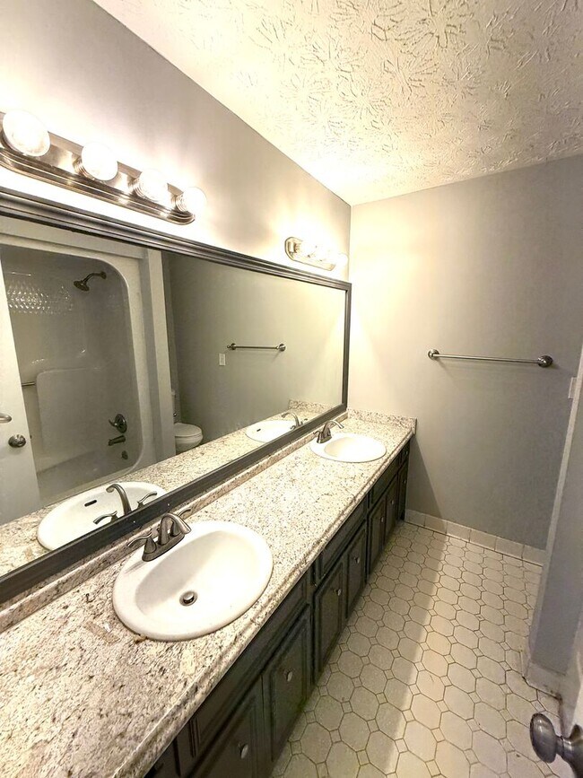 Building Photo - **3 Bed 2 Bath Located in Brentwood ** Cal...