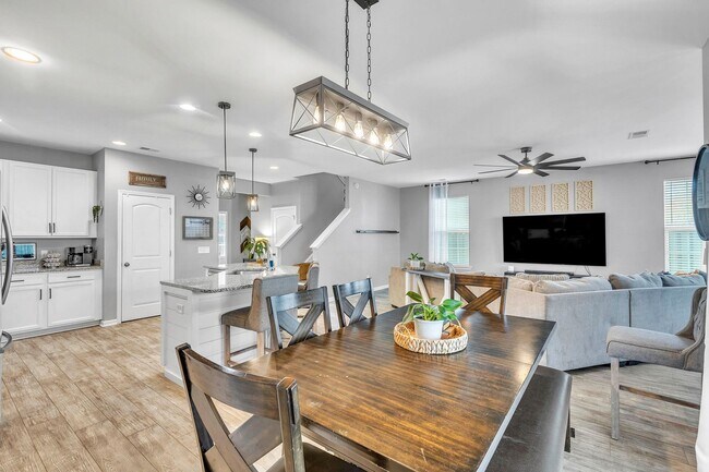 Building Photo - Stunning 4 Bed/2.5 Bath home in Creekside