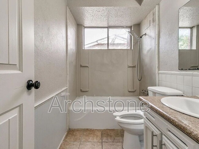 Building Photo - 3217 Overland Dr