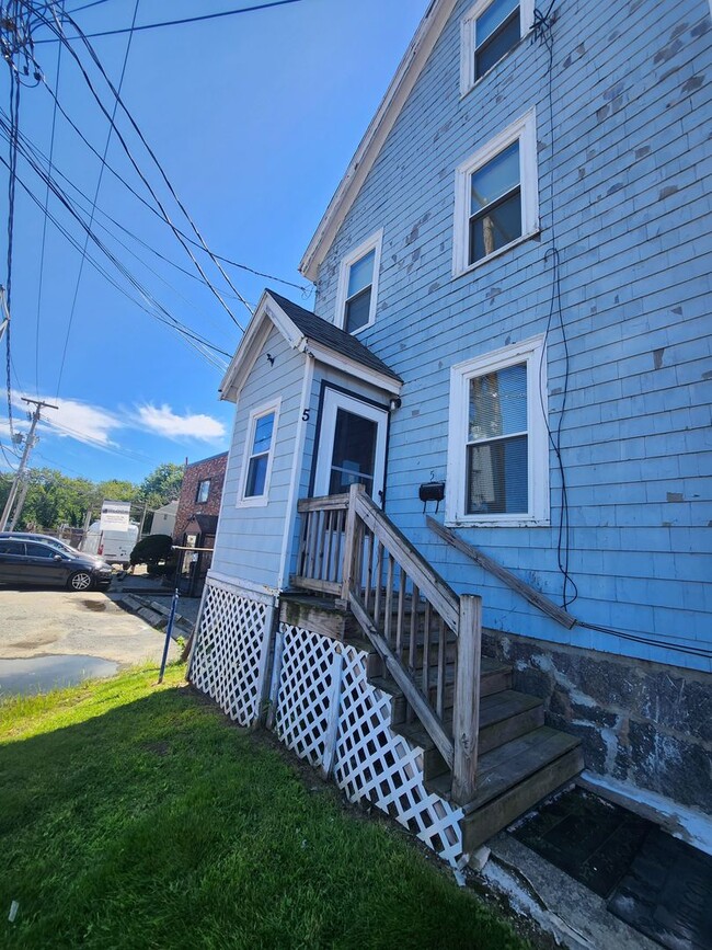 Building Photo - Single Family 4 Bd 2 Bath With Office and ...