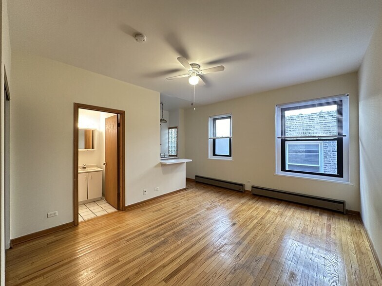 Building Photo - 647 W Barry Ave