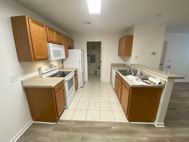 Building Photo - 2 bedroom 2 bath condo located close to beaches, shopping and restaurants