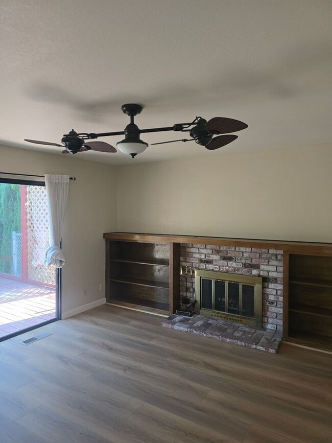 Building Photo - Single Family Home!
