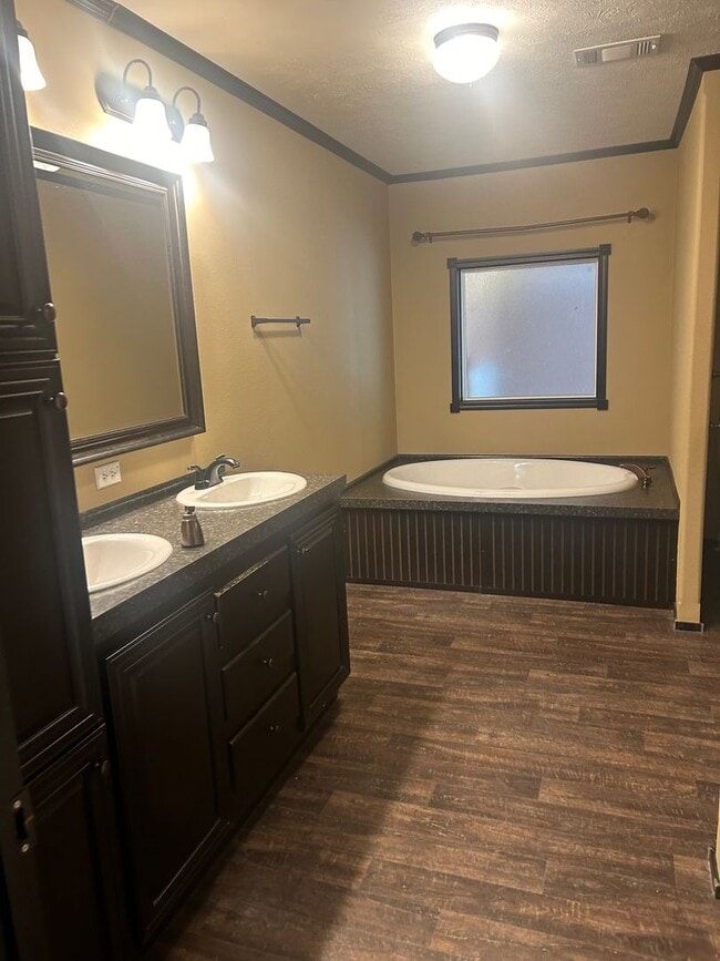 Building Photo - Nice 4 bedroom, 2 bath home with beautiful...