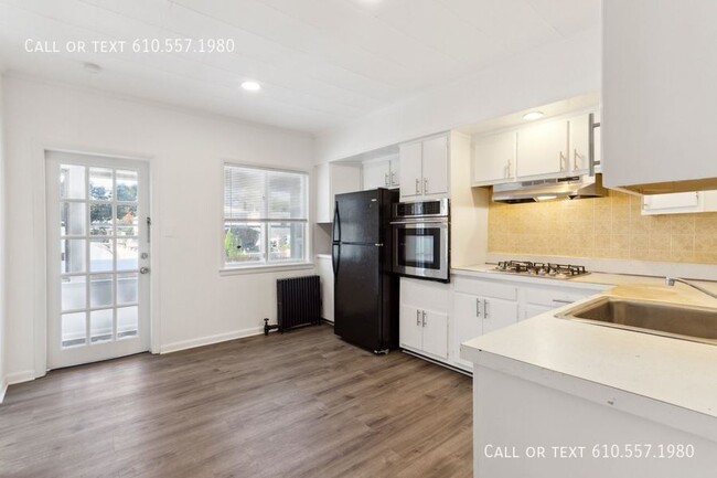 Building Photo - Updated 2 Bedroom 1 Bath  First Floor Apar...