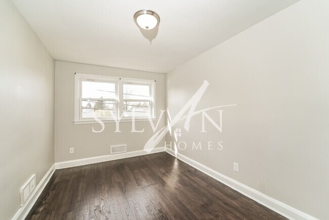 Building Photo - Updated 3 bedroom end unit townhome!