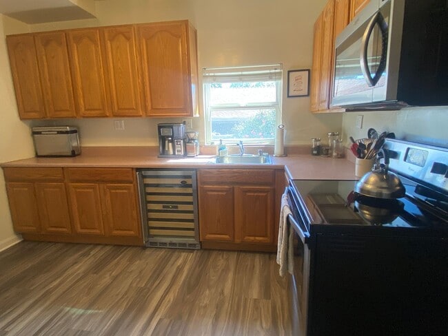 Building Photo - Pleasanton, Charming Downtown Living, Walk to Main St. 3 bed / 1 bath – Large Yard! Great schools