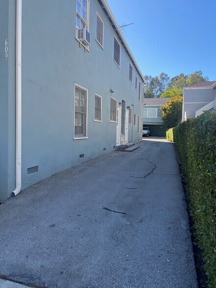 Building Photo - 609 Kelton Ave