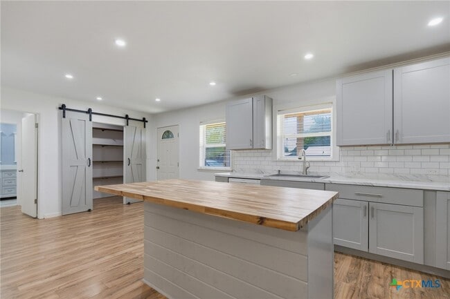Building Photo - 1307 Summit Dr