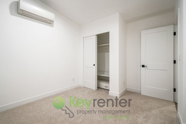 Building Photo - **Rent Special** Modern 3 Bedroom Seattle Home with Vaulted Ceilings