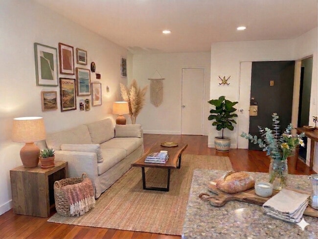 Building Photo - 1533 Hi Point St