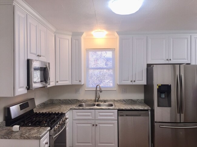 Building Photo - REMODELED 2 Bedroom Downtown Home