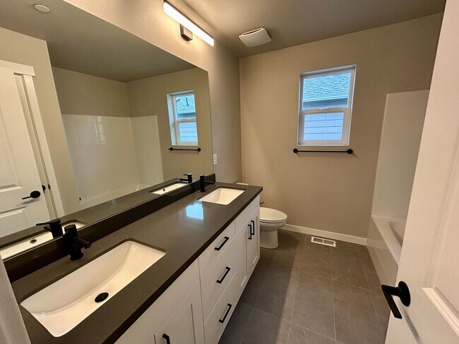 Building Photo - Stunning BRAND NEW 3 bed 2.5 bath home in ...